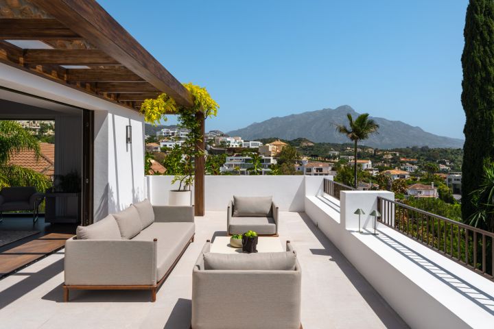 “Contemporary Luxury Living in El Herrojo”
