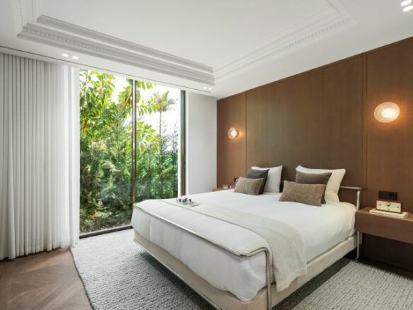 “Contemporary Luxury Living in El Herrojo”