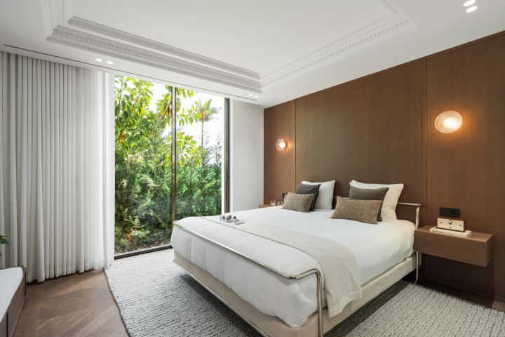 “Contemporary Luxury Living in El Herrojo”