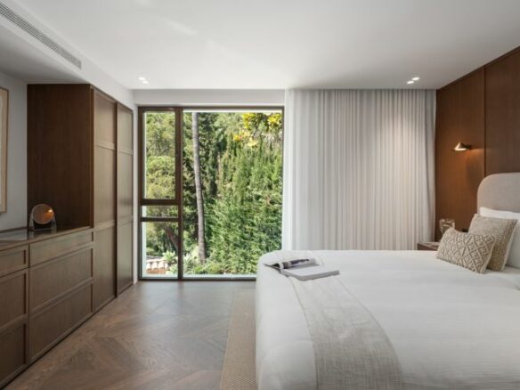 “Contemporary Luxury Living in El Herrojo”