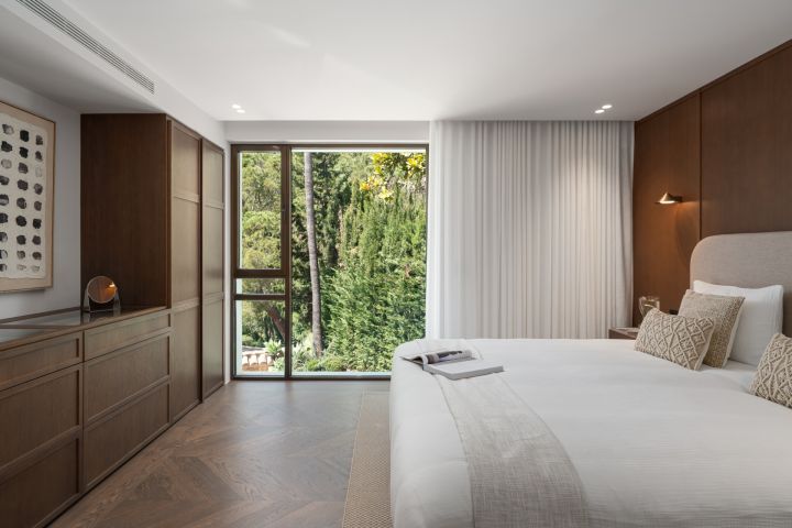 “Contemporary Luxury Living in El Herrojo”
