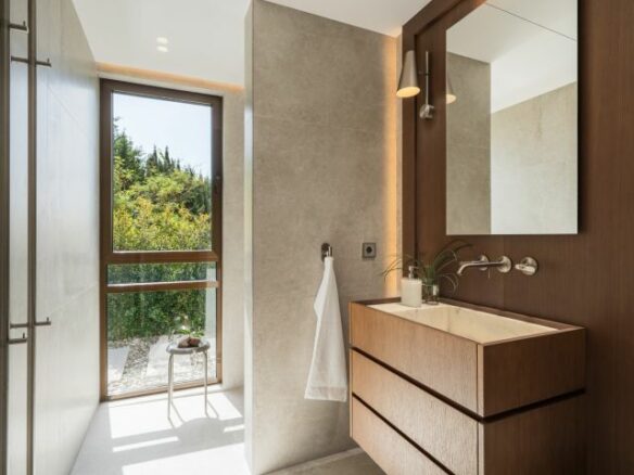 “Contemporary Luxury Living in El Herrojo”