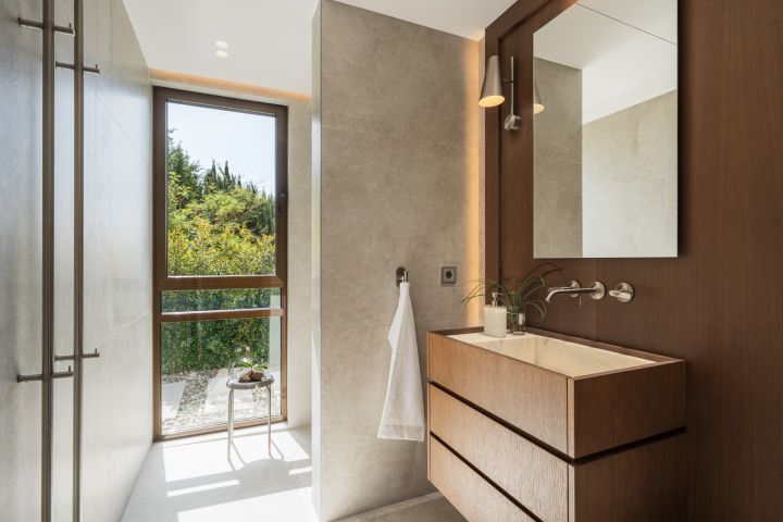 “Contemporary Luxury Living in El Herrojo”