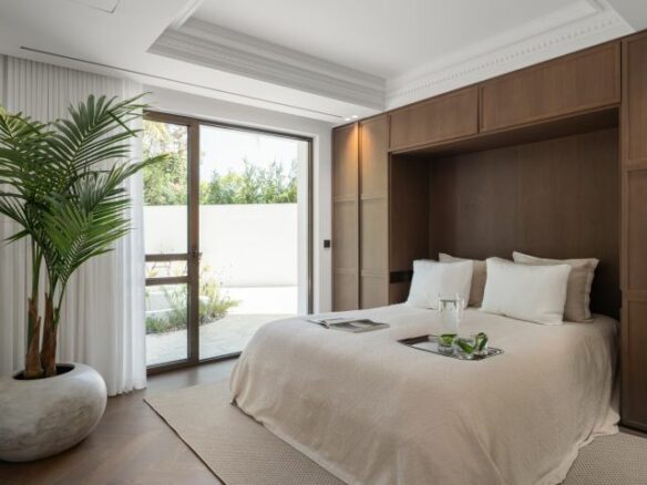 “Contemporary Luxury Living in El Herrojo”