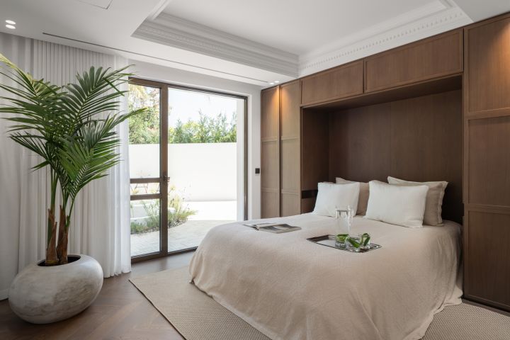 “Contemporary Luxury Living in El Herrojo”