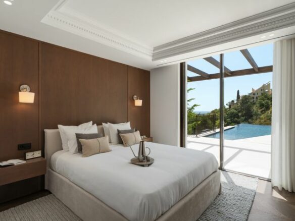 “Contemporary Luxury Living in El Herrojo”