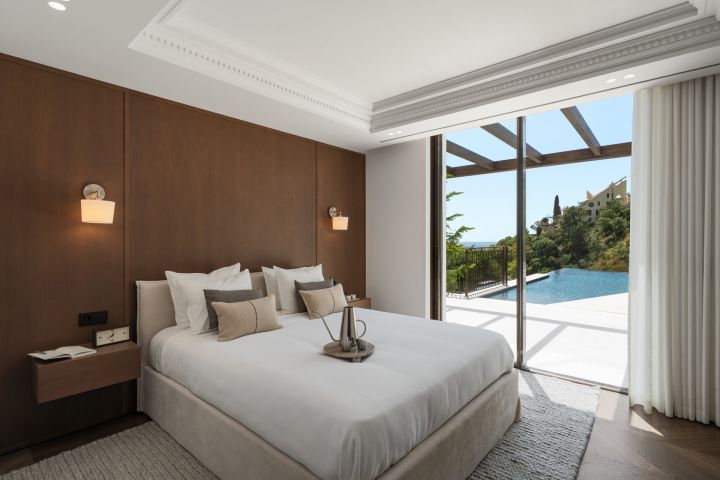 “Contemporary Luxury Living in El Herrojo”