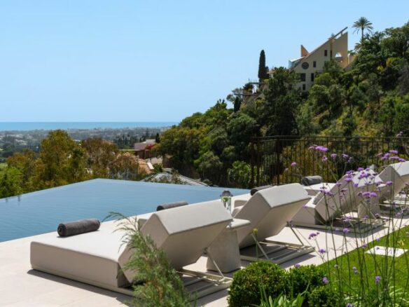 “Contemporary Luxury Living in El Herrojo”
