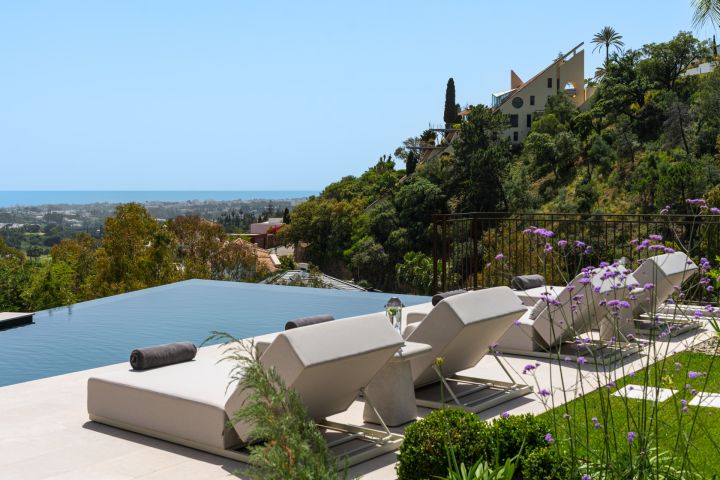 “Contemporary Luxury Living in El Herrojo”