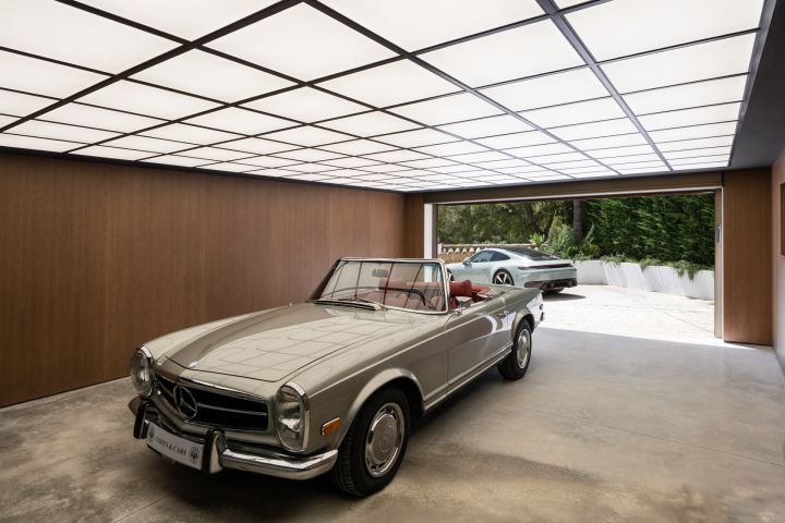 “Contemporary Luxury Living in El Herrojo”