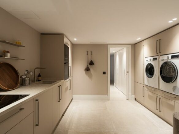 “Contemporary Luxury Living in El Herrojo”