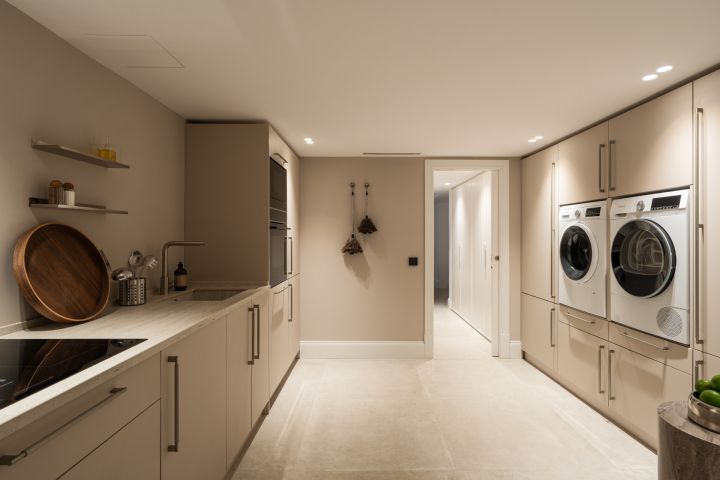 “Contemporary Luxury Living in El Herrojo”
