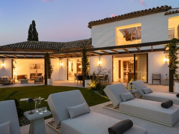“Contemporary Luxury Living in El Herrojo”