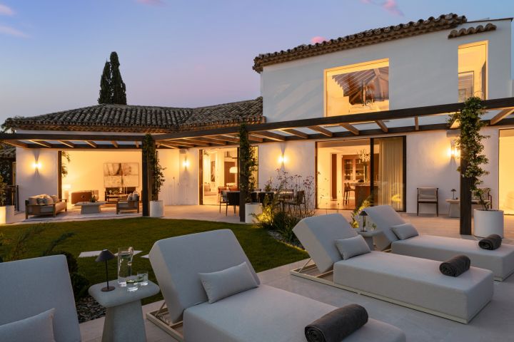 “Contemporary Luxury Living in El Herrojo”