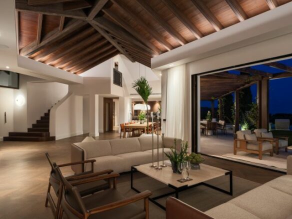 “Contemporary Luxury Living in El Herrojo”