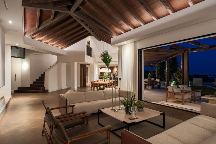 “Contemporary Luxury Living in El Herrojo”