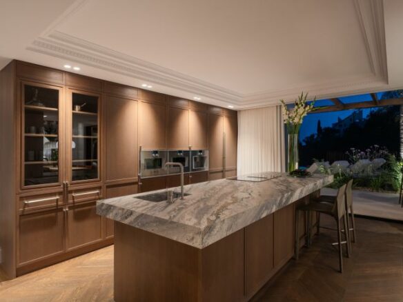 “Contemporary Luxury Living in El Herrojo”