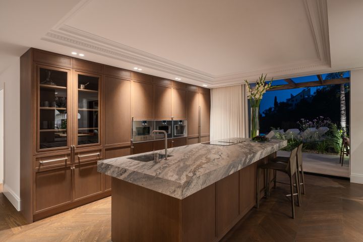 “Contemporary Luxury Living in El Herrojo”