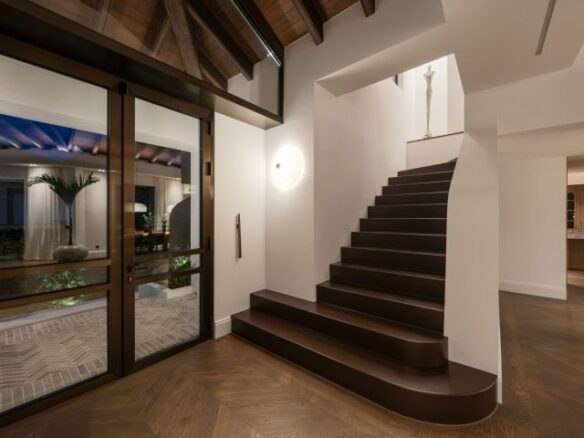 “Contemporary Luxury Living in El Herrojo”