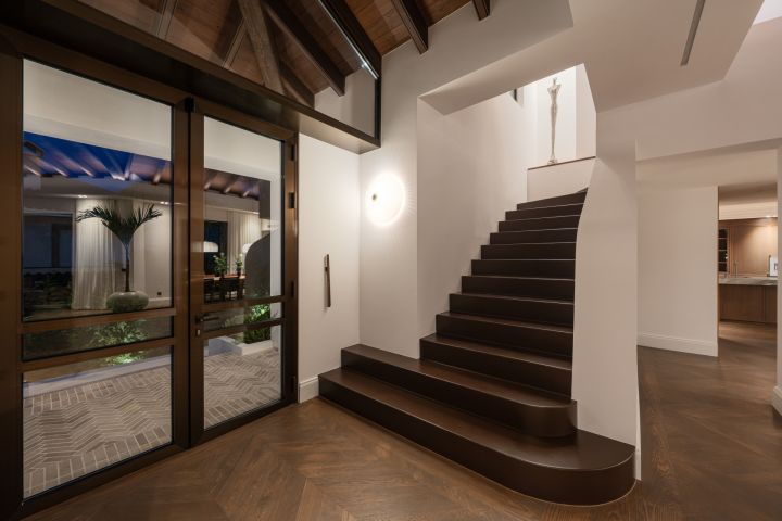 “Contemporary Luxury Living in El Herrojo”