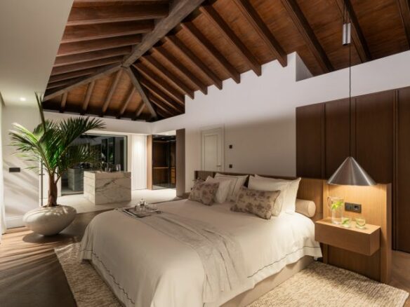 “Contemporary Luxury Living in El Herrojo”