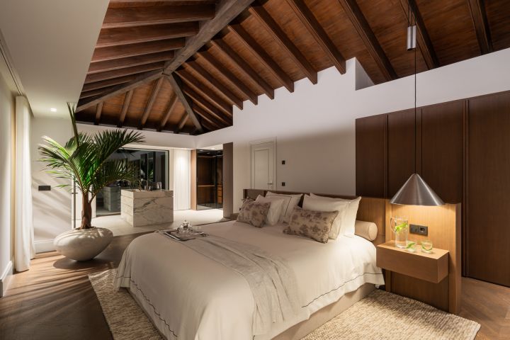 “Contemporary Luxury Living in El Herrojo”
