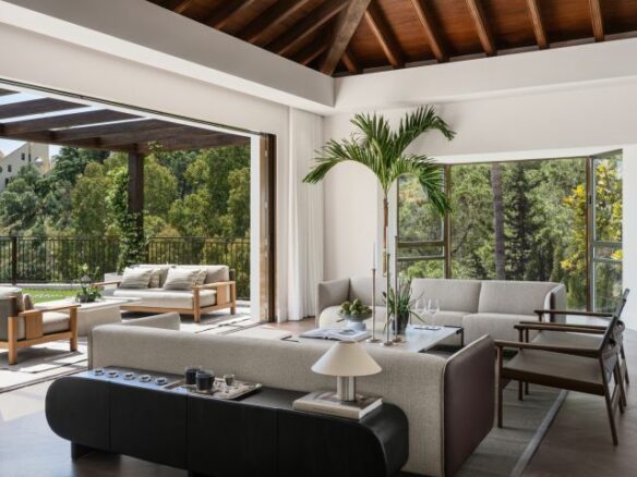 “Contemporary Luxury Living in El Herrojo”