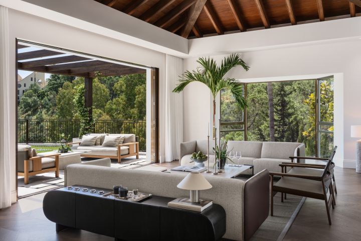 “Contemporary Luxury Living in El Herrojo”