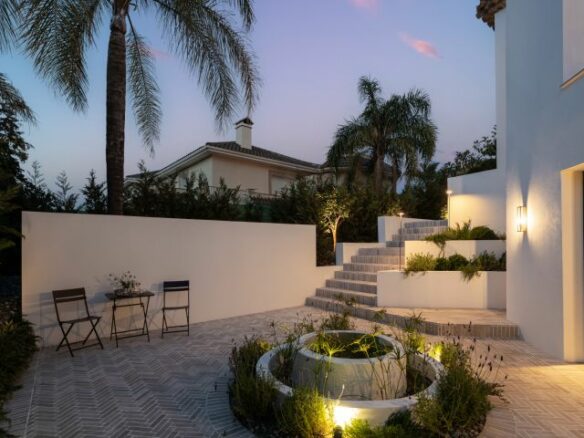 “Contemporary Luxury Living in El Herrojo”