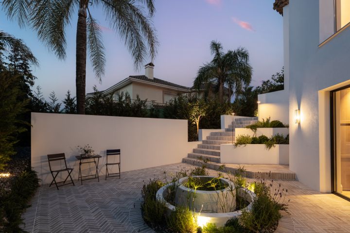 “Contemporary Luxury Living in El Herrojo”