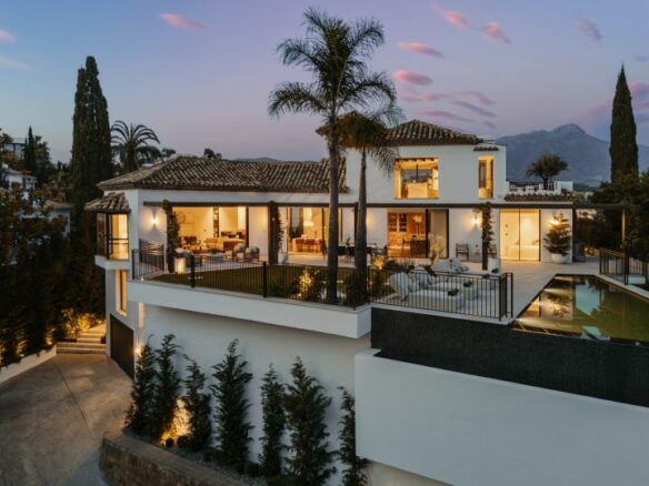 “Contemporary Luxury Living in El Herrojo”
