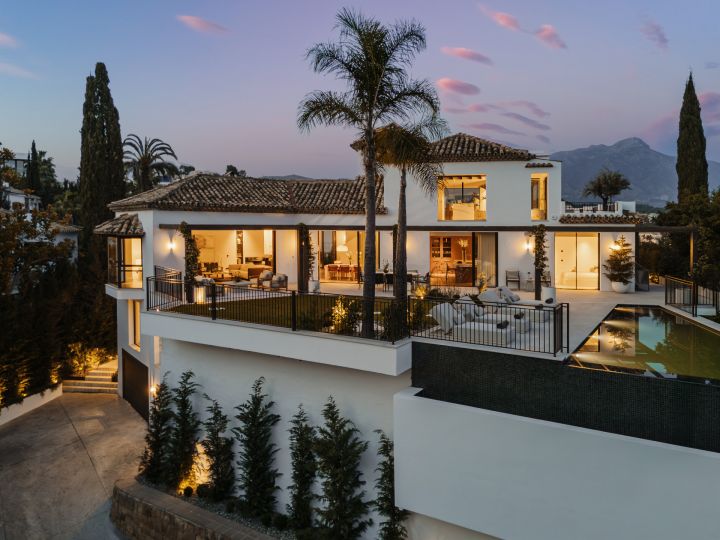 “Contemporary Luxury Living in El Herrojo”