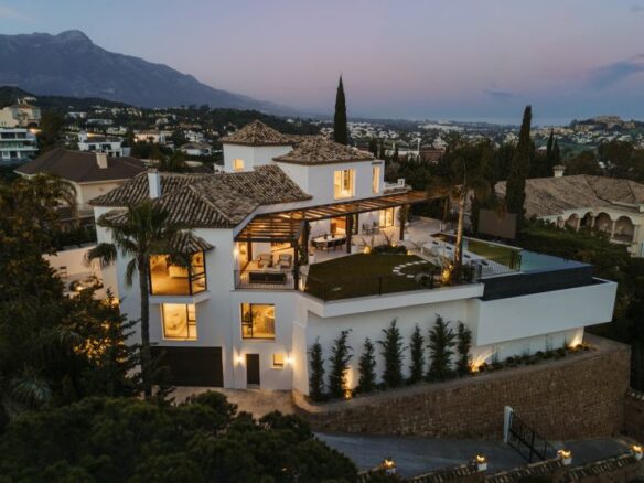 “Contemporary Luxury Living in El Herrojo”