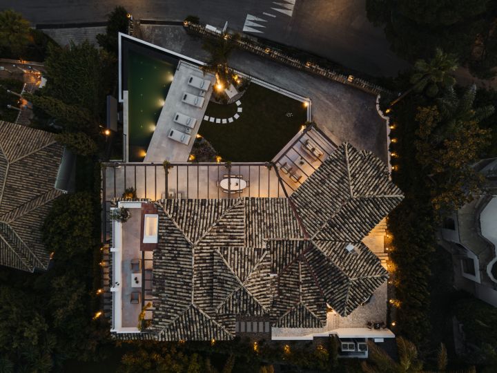 “Contemporary Luxury Living in El Herrojo”