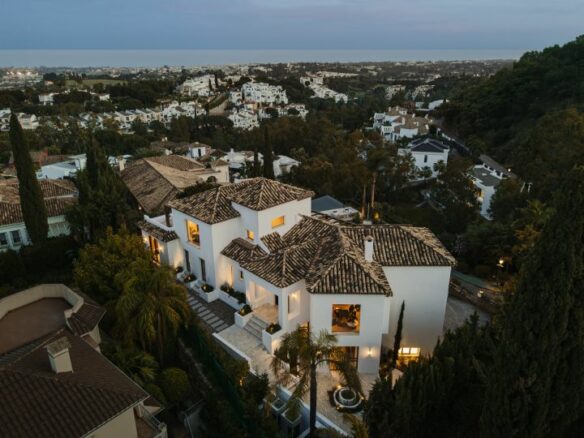“Contemporary Luxury Living in El Herrojo”