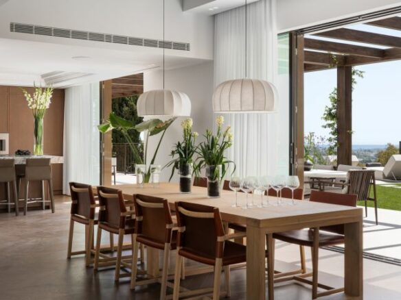 “Contemporary Luxury Living in El Herrojo”