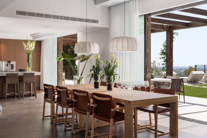 “Contemporary Luxury Living in El Herrojo”