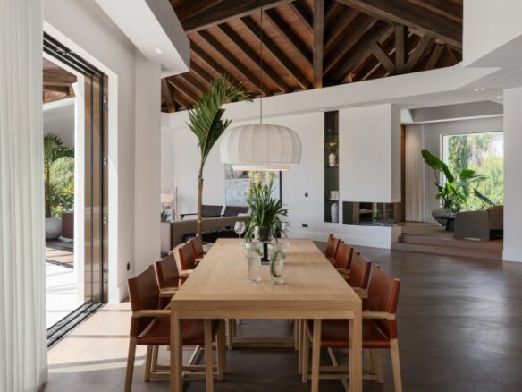 “Contemporary Luxury Living in El Herrojo”