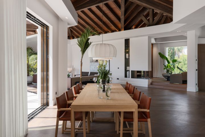 “Contemporary Luxury Living in El Herrojo”