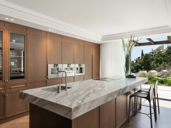“Contemporary Luxury Living in El Herrojo”