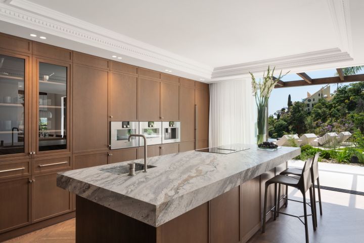 “Contemporary Luxury Living in El Herrojo”