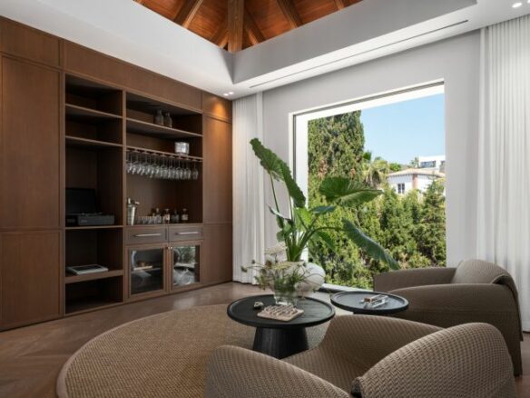 “Contemporary Luxury Living in El Herrojo”