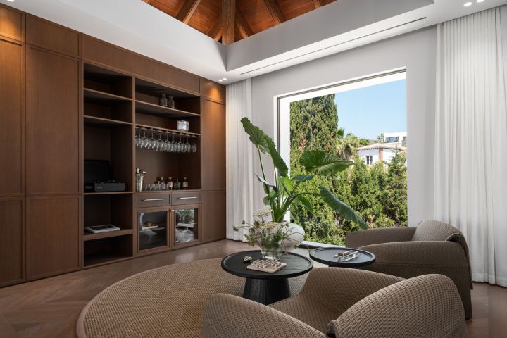 “Contemporary Luxury Living in El Herrojo”