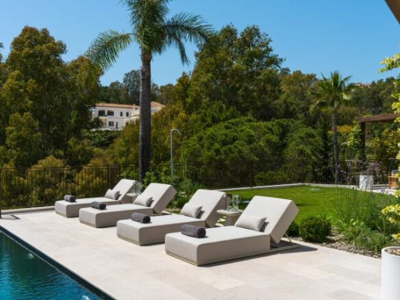 “Contemporary Luxury Living in El Herrojo”