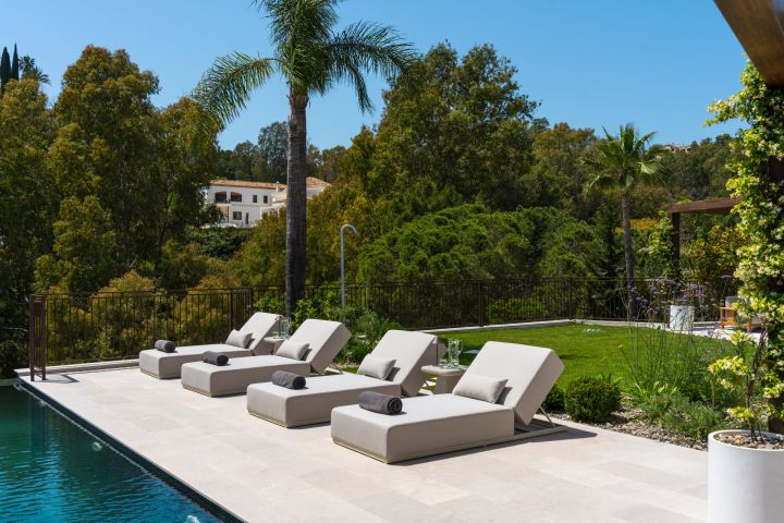“Contemporary Luxury Living in El Herrojo”