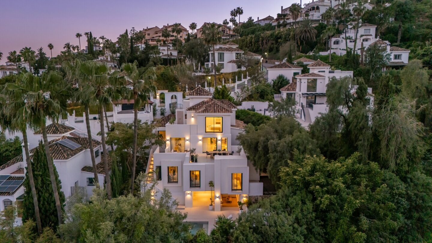 FOR SALE 🏡 New Andalusian-Style Villa with Guest Studio, Pool and Valley Views – La Cerquilla, Nueva Andalucía, Marbella 🇪🇸