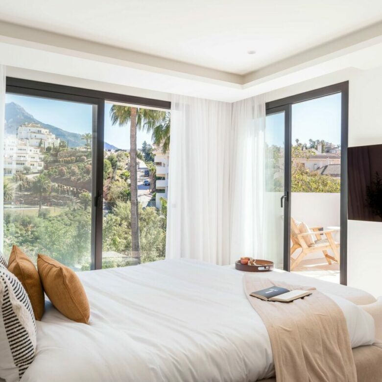 FOR SALE 🏡 New Andalusian-Style Villa with Guest Studio, Pool and Valley Views – La Cerquilla, Nueva Andalucía, Marbella 🇪🇸