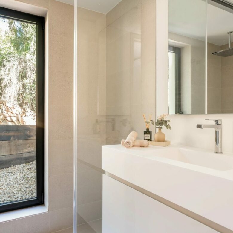 FOR SALE 🏡 New Andalusian-Style Villa with Guest Studio, Pool and Valley Views – La Cerquilla, Nueva Andalucía, Marbella 🇪🇸