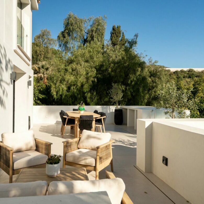 FOR SALE 🏡 New Andalusian-Style Villa with Guest Studio, Pool and Valley Views – La Cerquilla, Nueva Andalucía, Marbella 🇪🇸