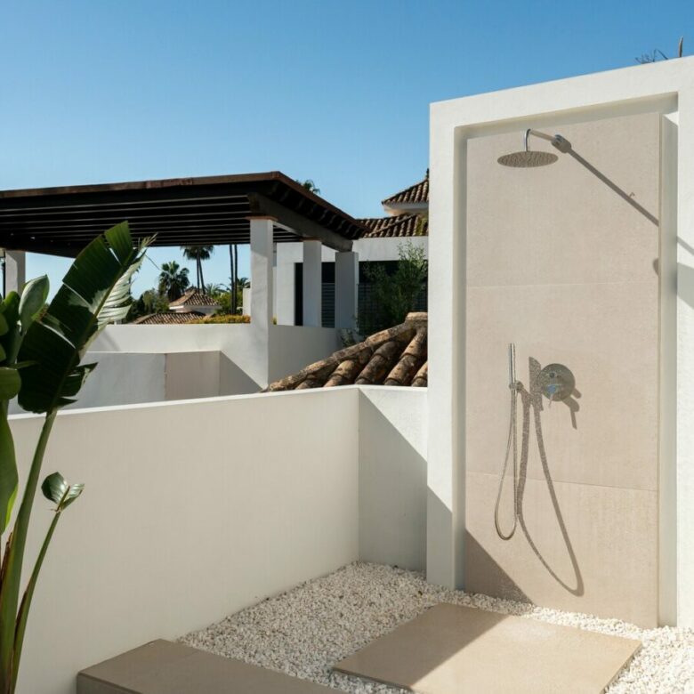 FOR SALE 🏡 New Andalusian-Style Villa with Guest Studio, Pool and Valley Views – La Cerquilla, Nueva Andalucía, Marbella 🇪🇸